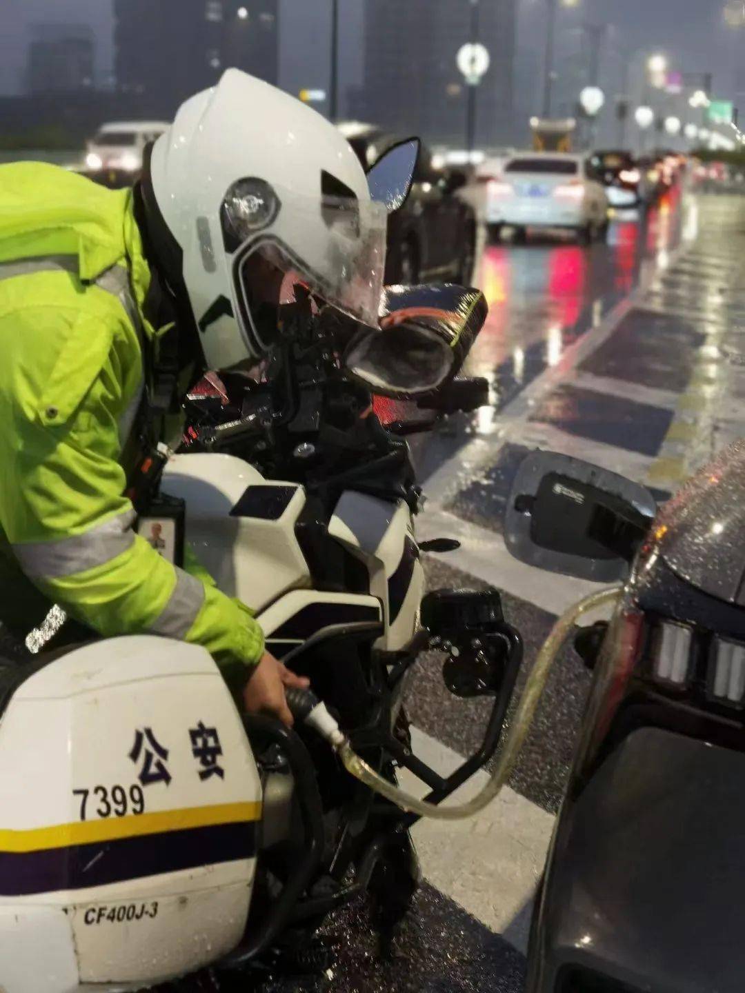 等車子加上油王女士心裡總算安定下來這時她一轉頭居然發現交警小哥也