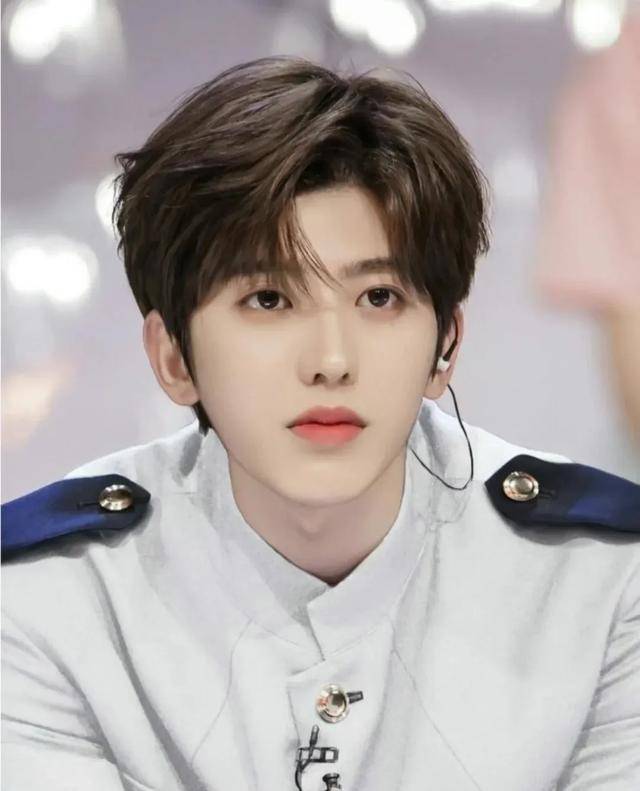 蔡徐坤复出计划曝光:新歌营业频繁,外网更新动态,团队营销反噬_形象