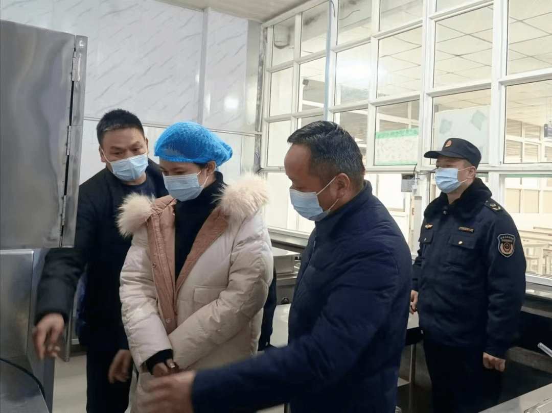 12月15日,黄陵县政府副县长王梓媛随机到超市,学校食堂,便利店对创建