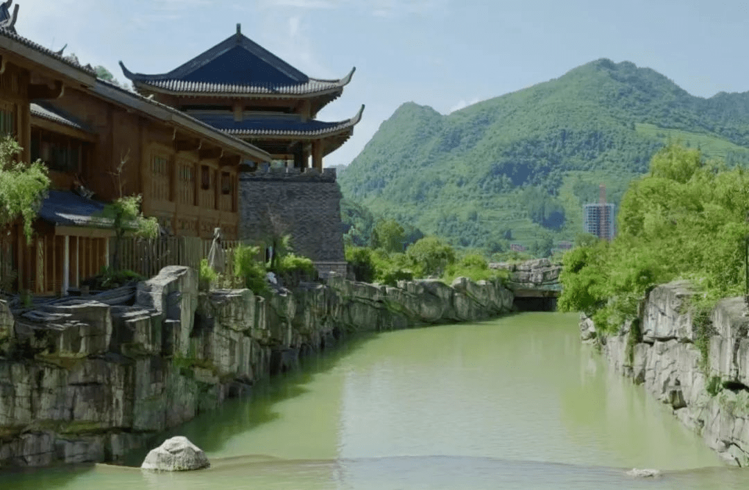 村子附近有大沙河自然保护区,仙女洞,梦幻石林,茶山花海等旅游景点