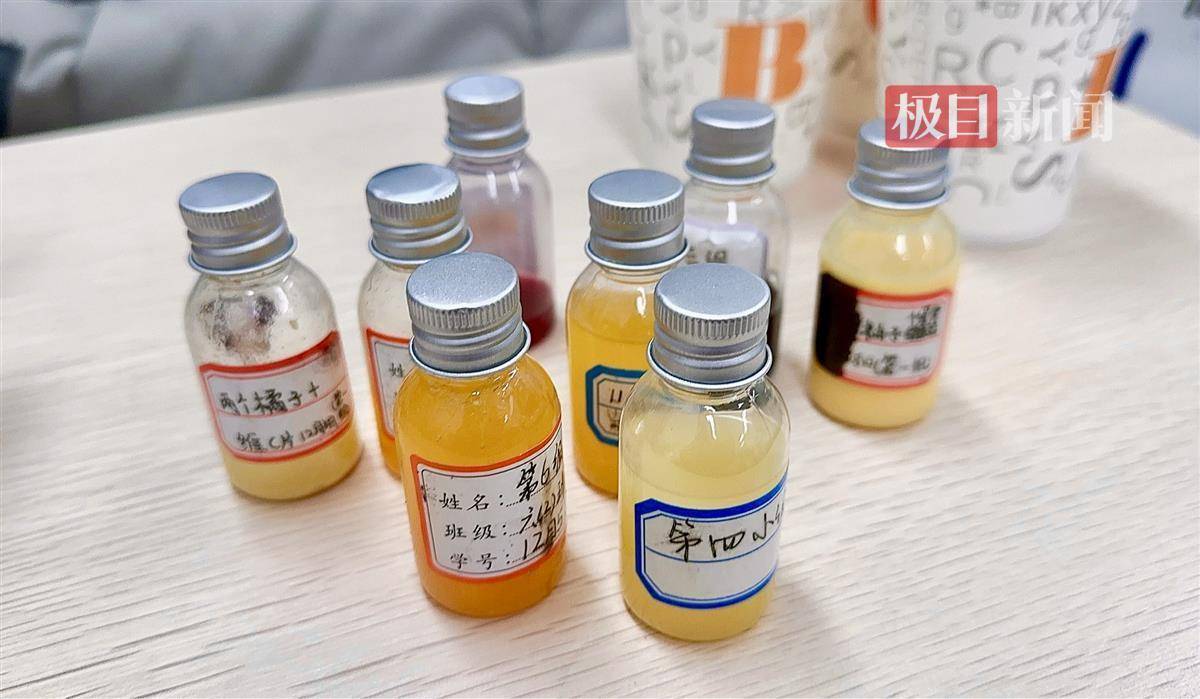 为解决学生们在制作时遇到的困难,该校带领学生前往墨水工厂实践探究.