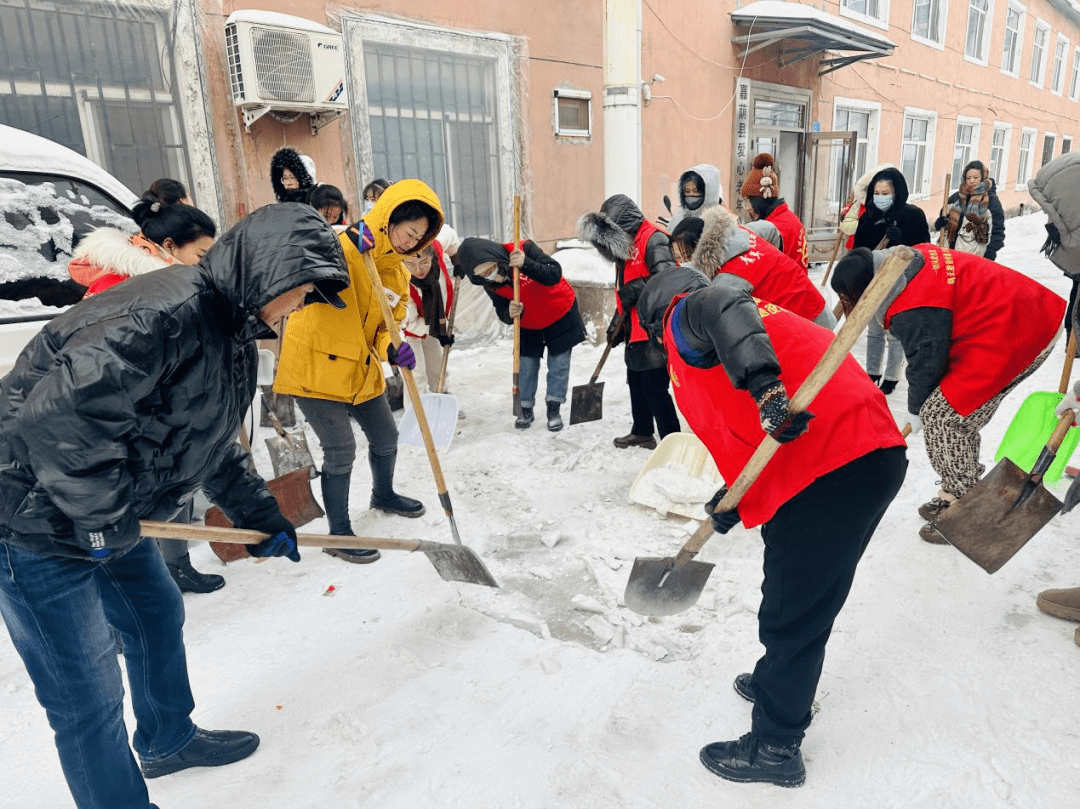 嘉荫县朝阳镇朝阳社区新时代文明实践站开展"党员冲在前 清雪总动员"