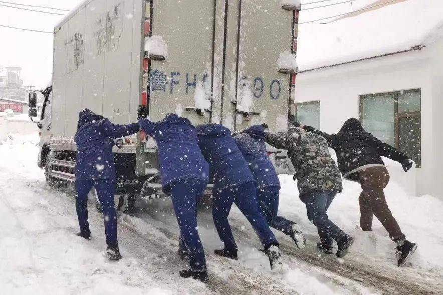 煙臺暴雪繼續!積雪最深53釐米!暖心瞬間卻無處不在_影響_道路_萊山