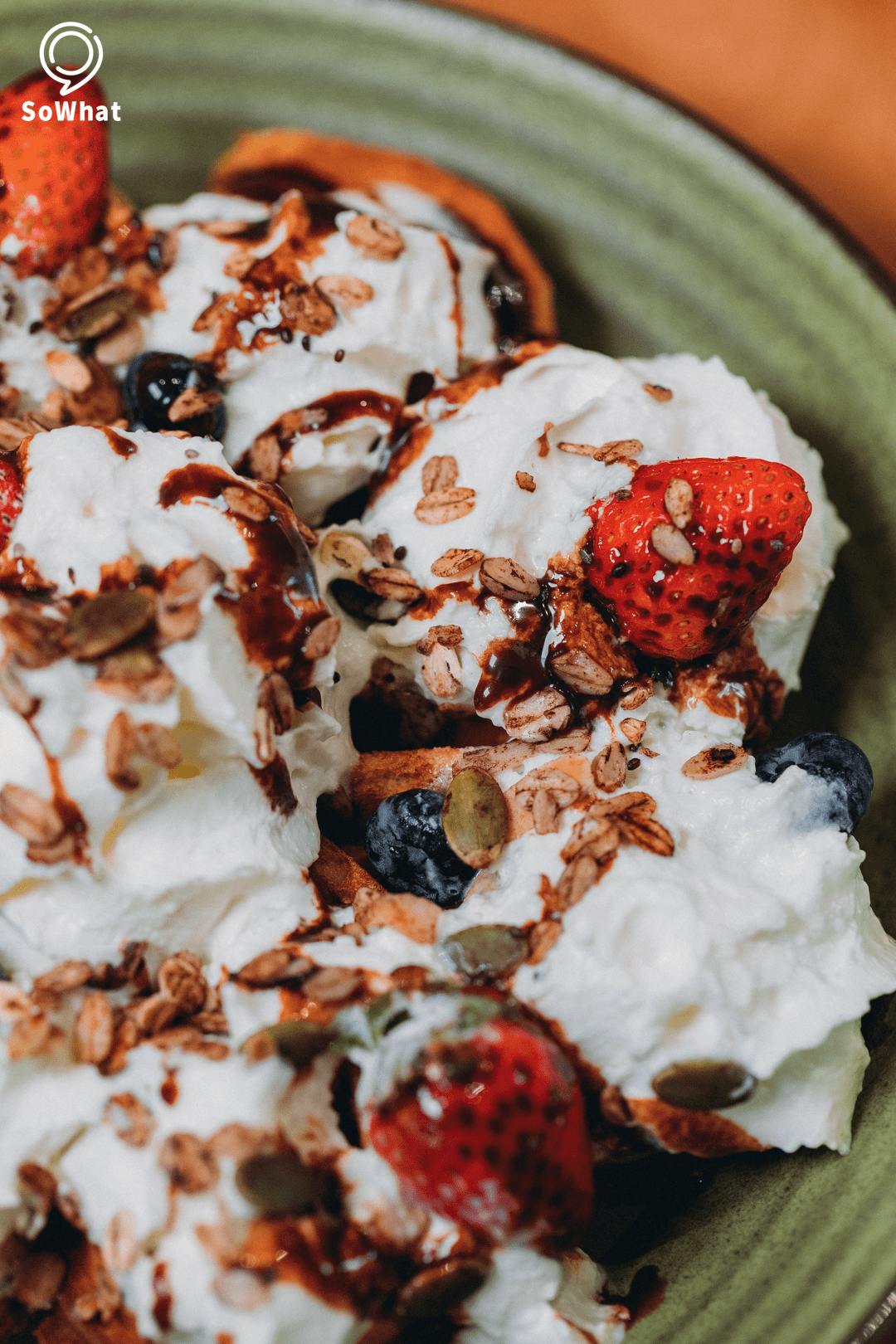 蓝莓,甜橙,苹果多种水果和醇厚红酒煮制而成,微微酒味,入口顺滑.