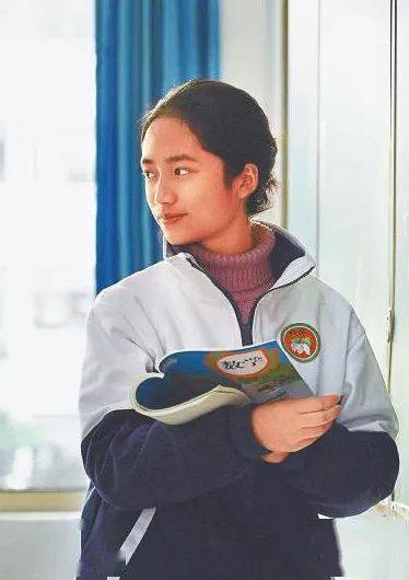 四川日报关注以马边创建桐华班,桐华学校为原型的电影《阿莫阿依》