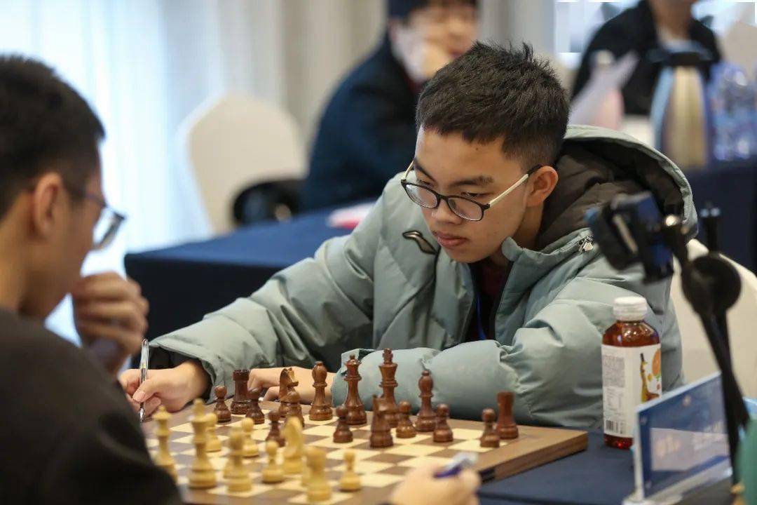 国际象棋公开赛(呼和浩特站)竞争激烈 领先棋手上演"三国演义"_比赛