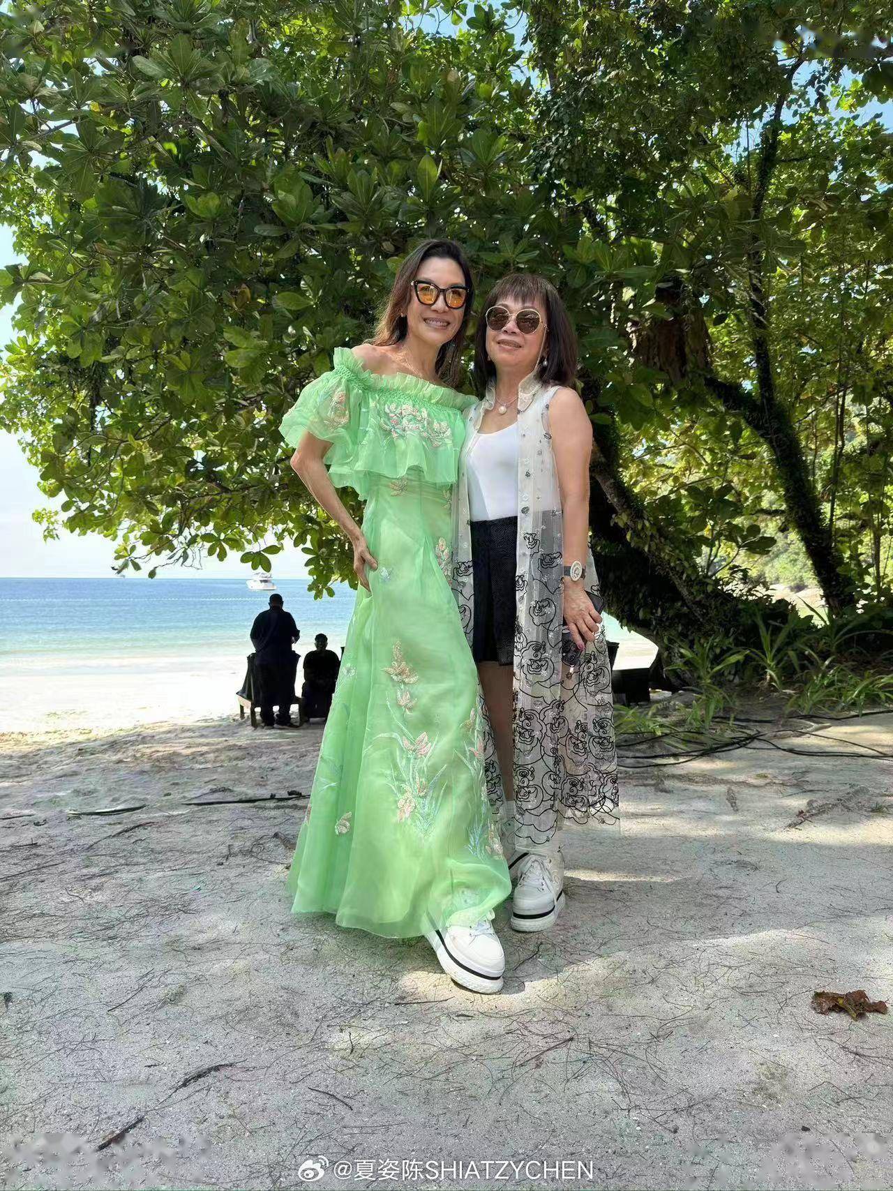 伴手礼婚宴邀请函等细节都是委托相识多年的设计师好友陈彩霞亲自