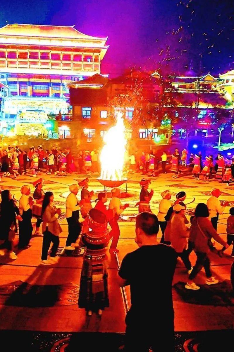 圣诞版篝火晚会提前预告!来宏宇文创园感受苗族氛围