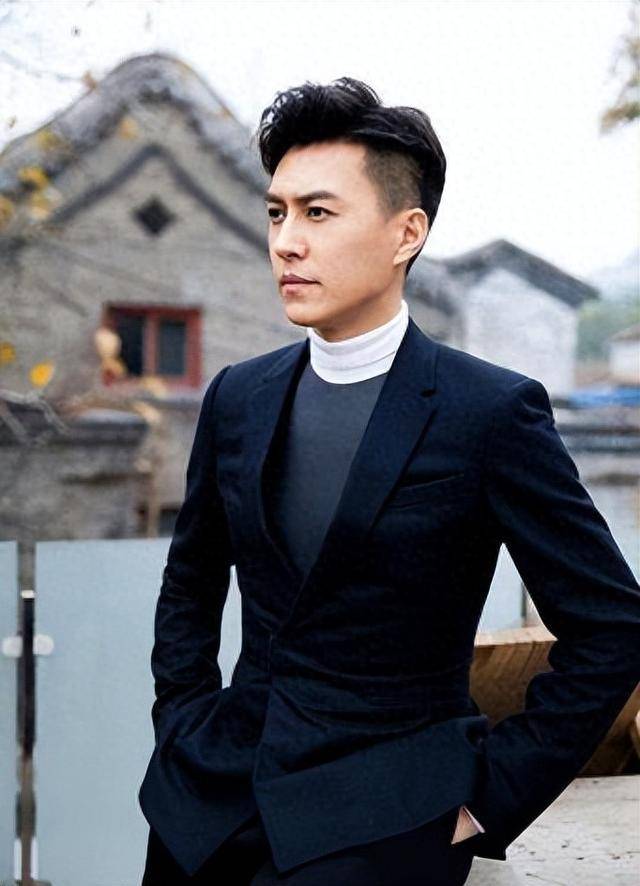 演员靳东:娶二婚的李佳,当两个儿子的爸爸也生活幸福_江珊_工作_酒吧