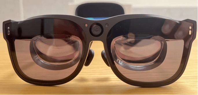 跑车前脸的流线型设计,搭配蝶翼镜片使其在日常佩戴体验接近大框墨镜