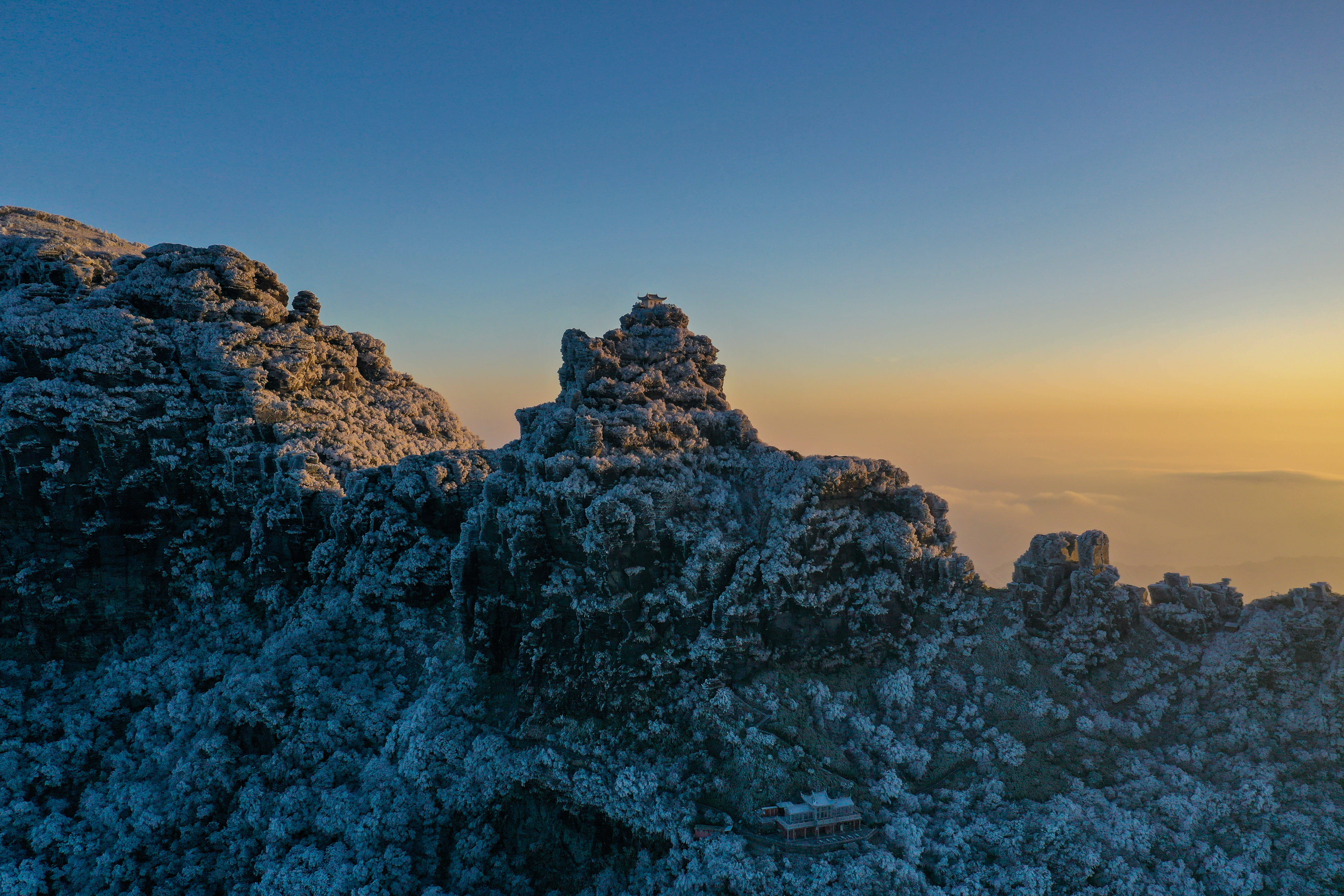 梵净山:冬雪云海佛光景色迷人