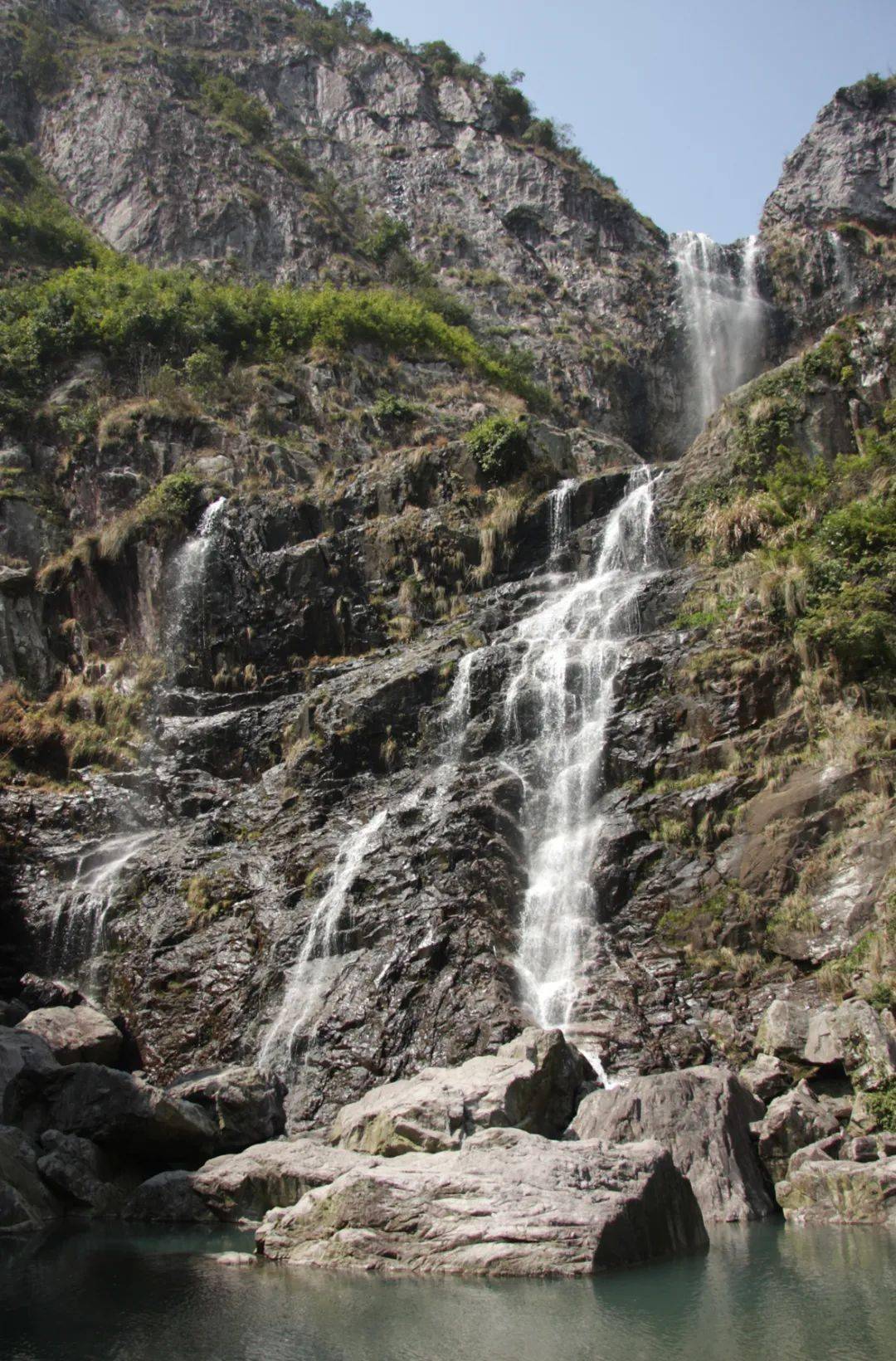 丹霞山,水塘山等也是绝佳俯览乐清的观景点,还有水飞谷,灵山风景区