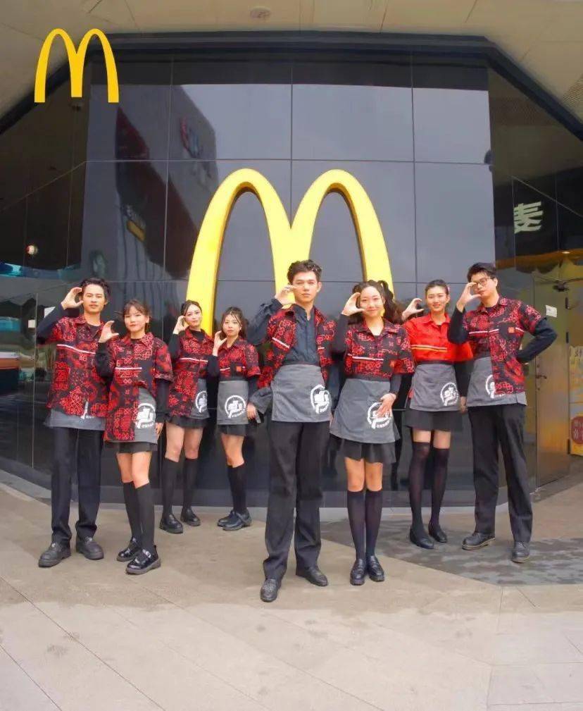 "kfc肯德基与白敬亭潮牌-67联名出制服._员工_公众_服装