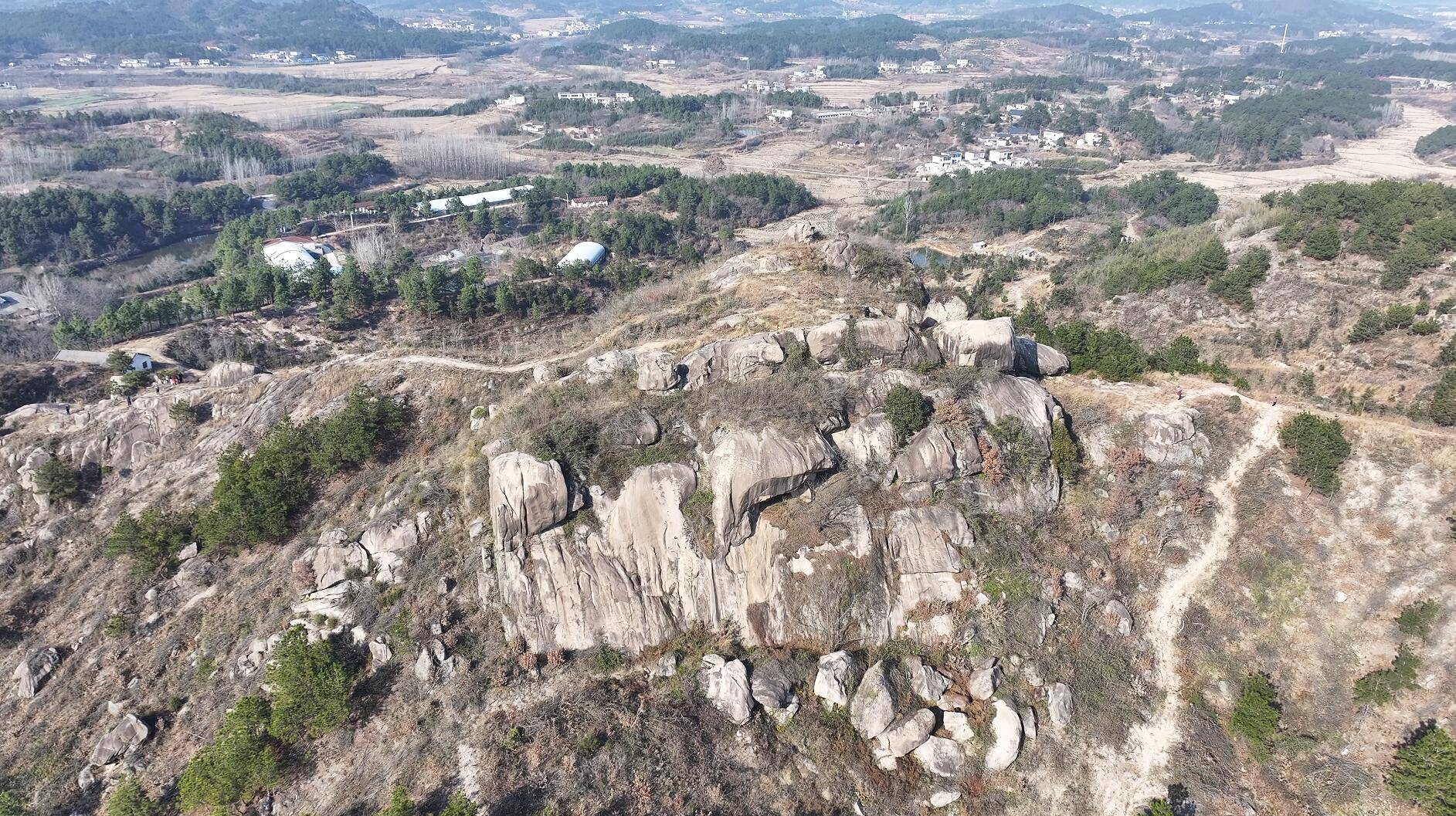 要處,有個楊家寨,相傳始建於清代,為山下楊家塯居民躲避兵災匪患所建