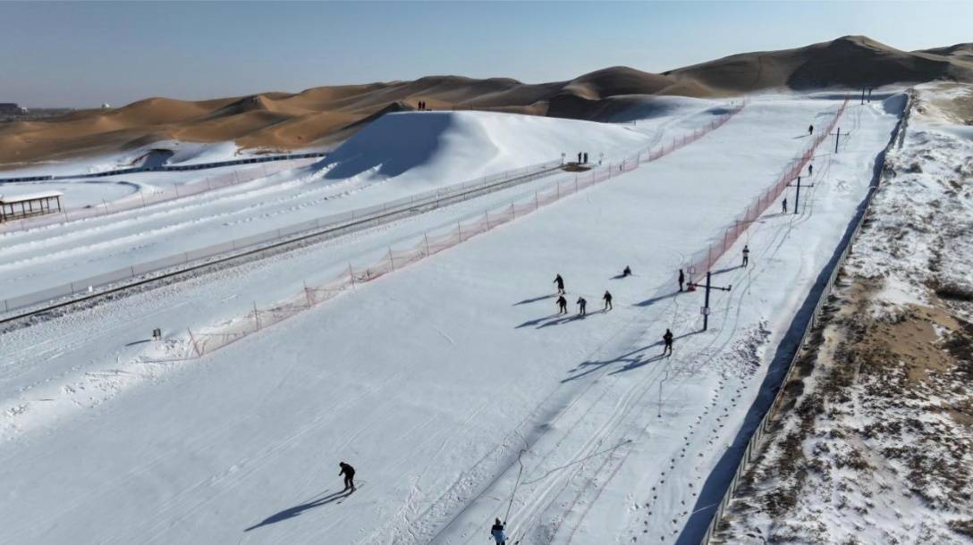 游客们正在体验滑雪(闫伟 摄)大沙头滑雪场位于内蒙古自治区鄂尔多斯