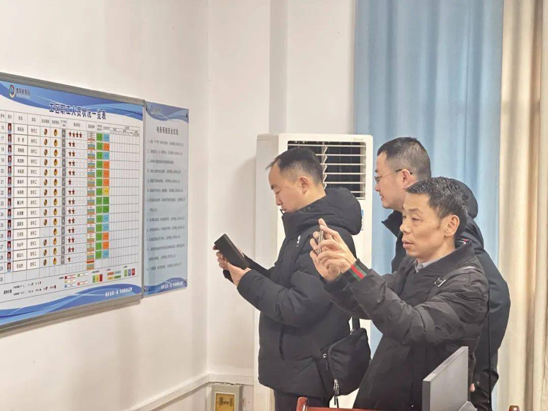 检查过程中,首先对福泉信号工区信号机械室进行观摩,信号机械室严格