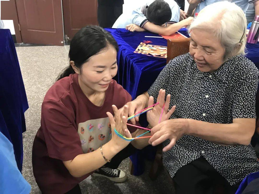 葉香玲(左)陪老人玩翻花繩2023年年初,隨著疫情的逐步穩定,葉香玲和村