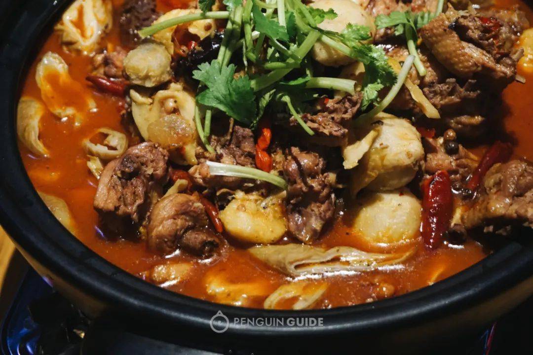 可以理解为一个给你煮好的香辣火锅(调味是川菜24种味型里的酱香型