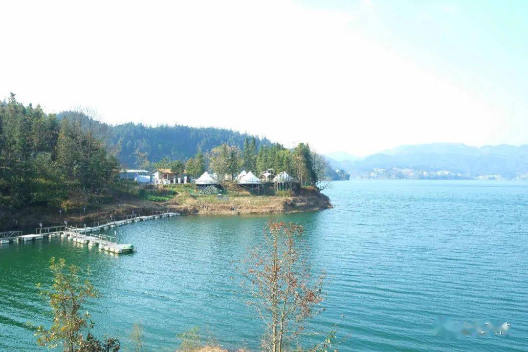 在天柱县清水江百里画廊远口段,走进清云村悠游露营基地,游客在悬浮