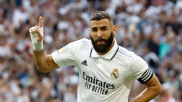 简介:当皇马传奇罗纳尔多与本泽马在球场上相遇,他们之间发生的一幕