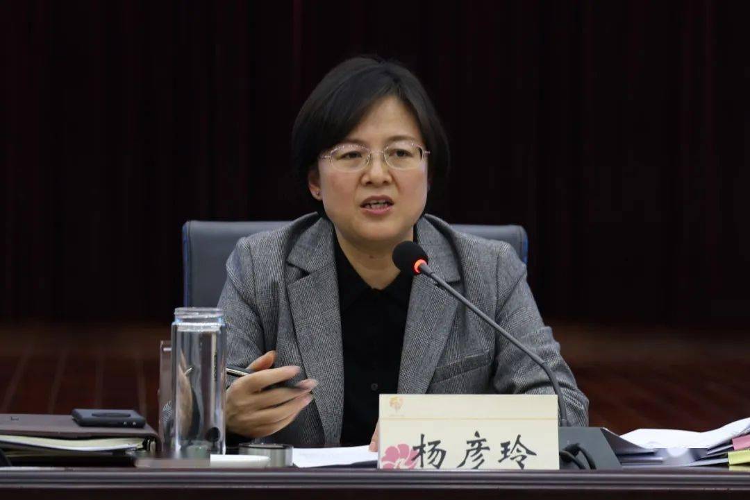 城市常态化创建工作第四季度推进会,市委宣传部副部长靳开伟主持会议