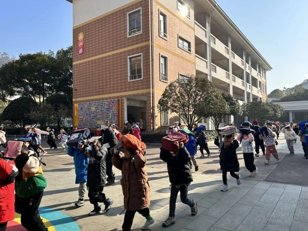 以"练"筑防,临"震"不慌——记义乌市黎明湖小学防地震防踩踏安全疏散