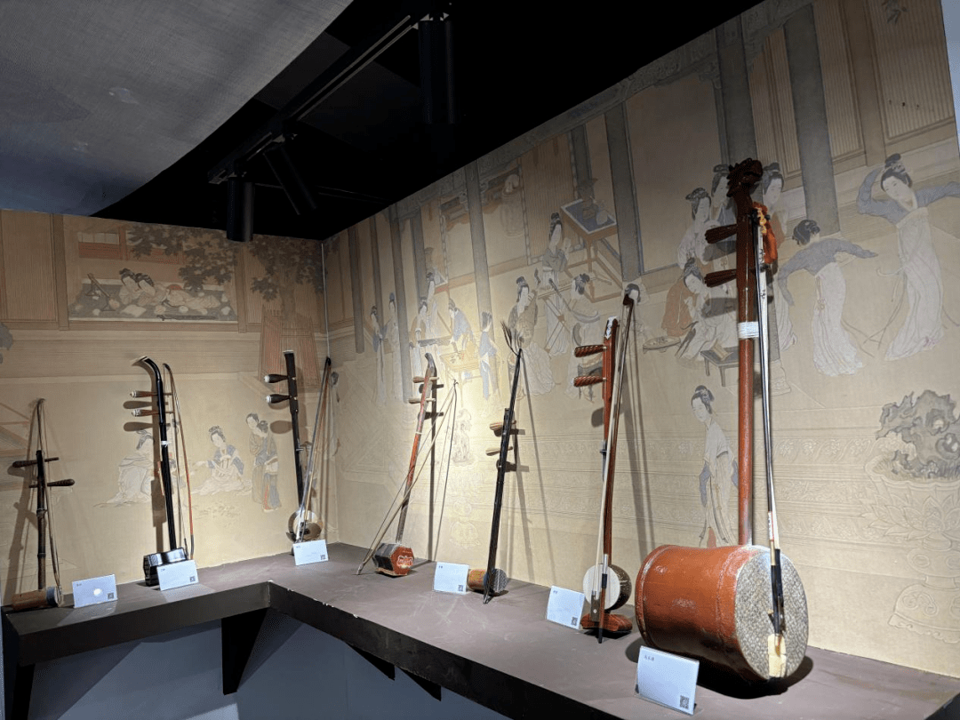 拉弦乐器四大板块,实物展出38类,收集了接近300件民族民间乐器,展厅