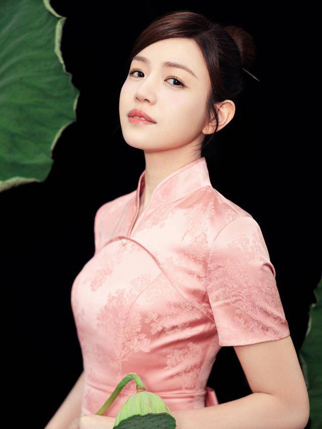 陈妍希学院班主任系列 粉红襦衫搭白色锦缎半身裙 如荷花般清纯美丽