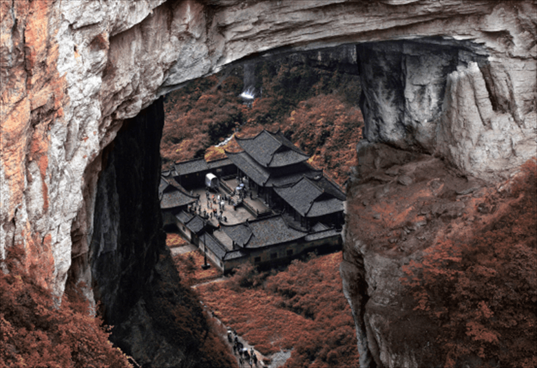 天生三橋名天坑三橋,是全國罕見的地質奇觀生態型旅遊區,屬典型的