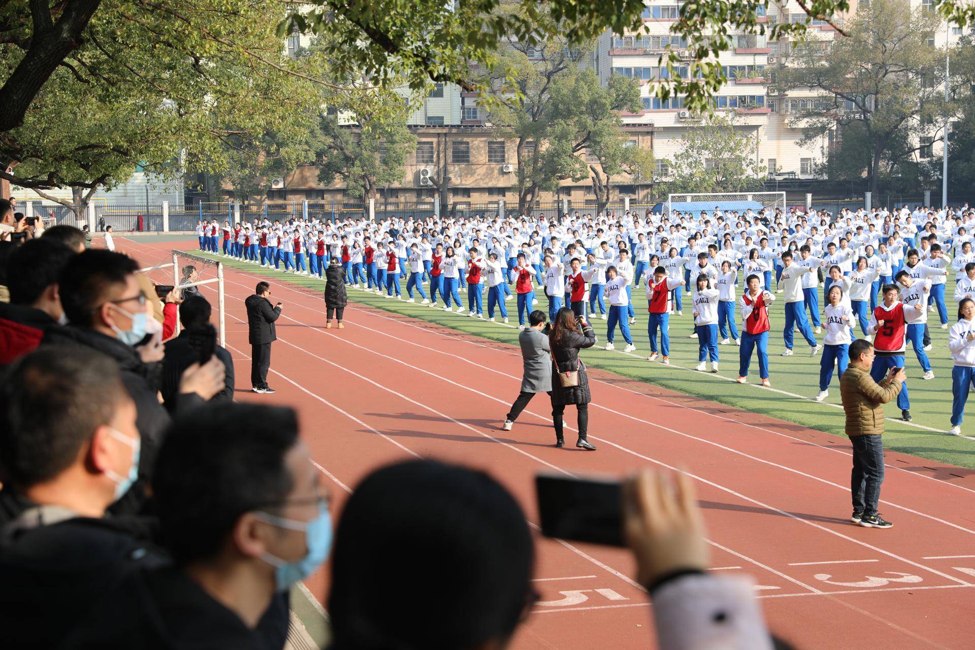 27日下午,雅禮中學和長沙市一中校園裡人頭攢動,都是來自全省的教育