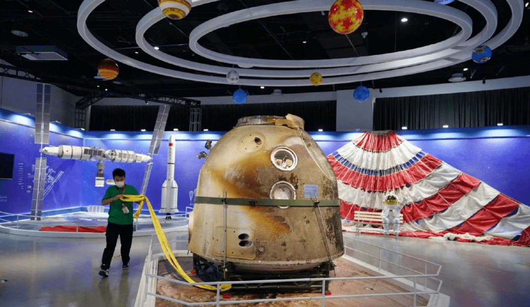 神舟十四号返回舱亮相:外部被烧得面目全非,返航时经历了什么_飞船_空