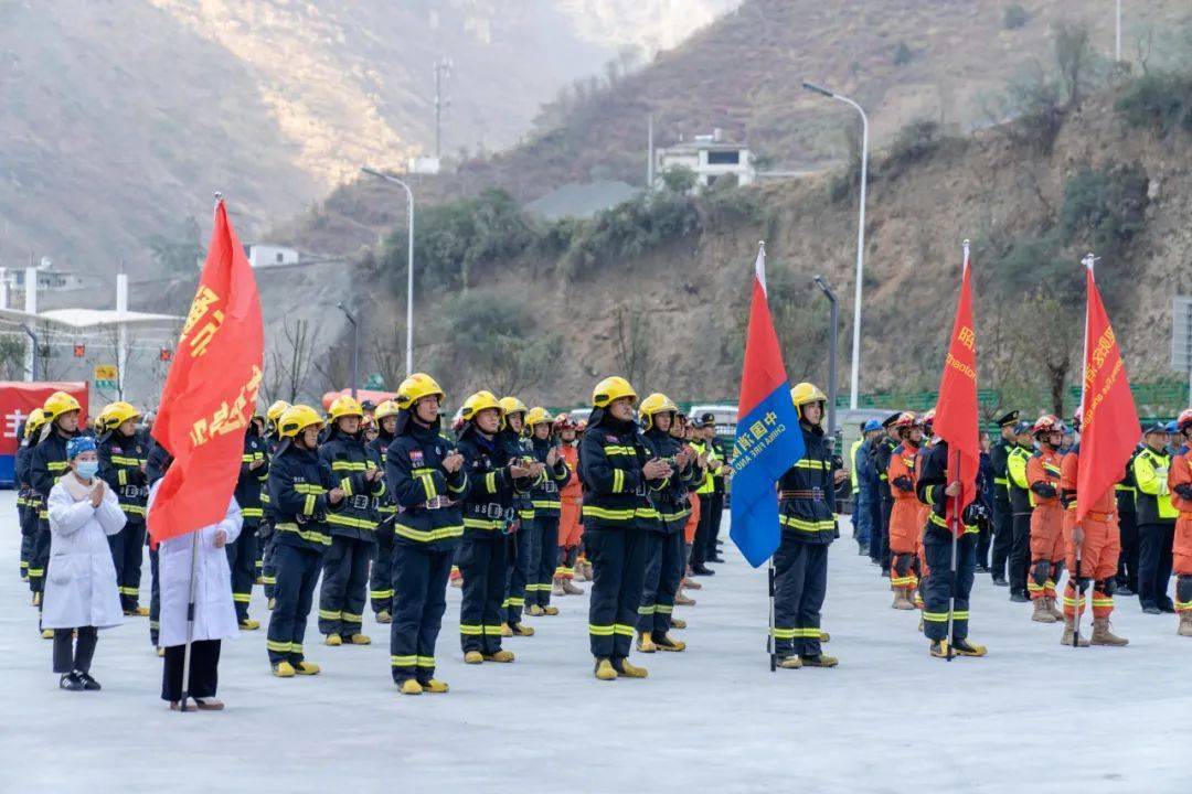 昭通市開展都香高速昭通段特長隧道災害事故處置實戰演練_救援_人員