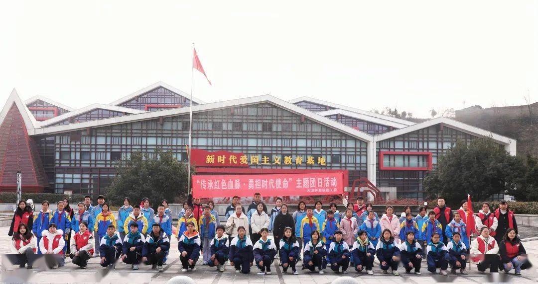 大龙开发区团工委组织辖区各部门团员,西部计划志愿者和龙江中学,大龙