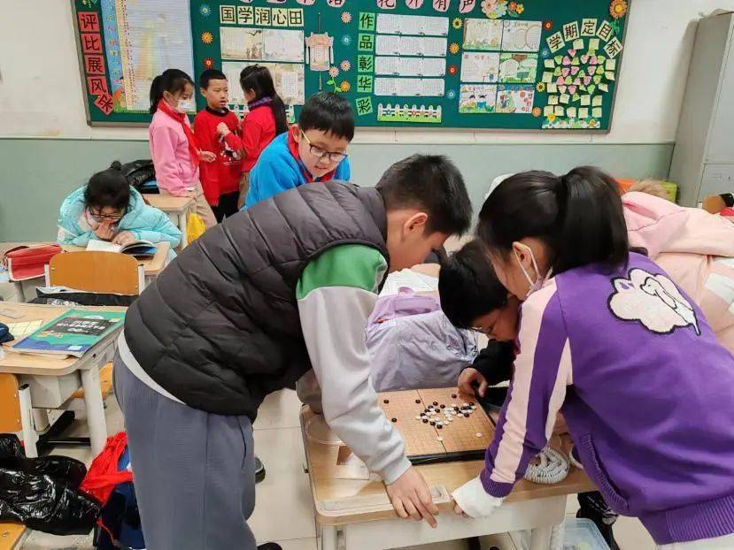 臨河裡小學漷縣鎮中心小學課間好時光,動手也動腦圍棋,五子棋,翻花繩