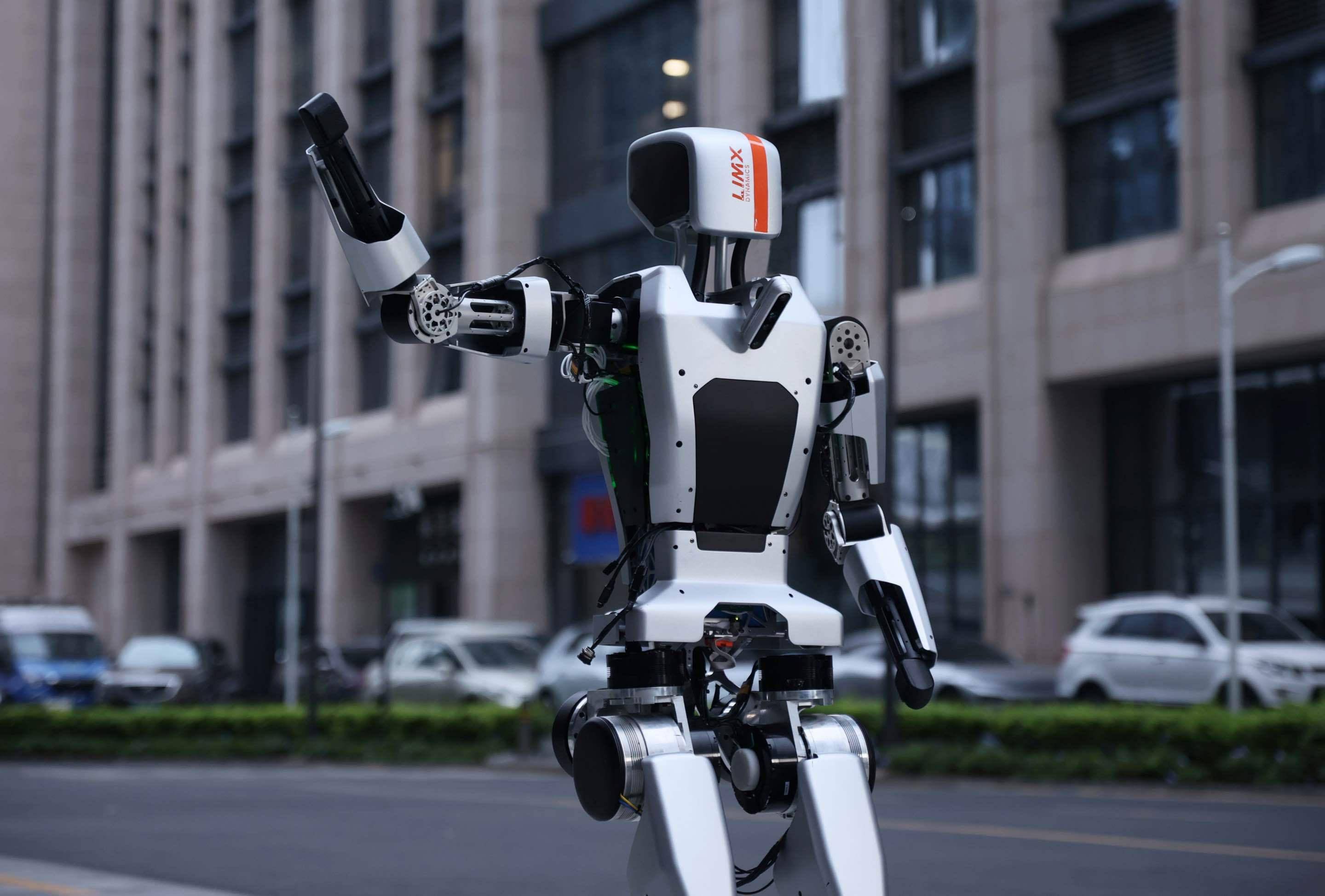 能上楼梯会下斜坡,逐际动力公开人形机器人动态测试_场景_运动_算法