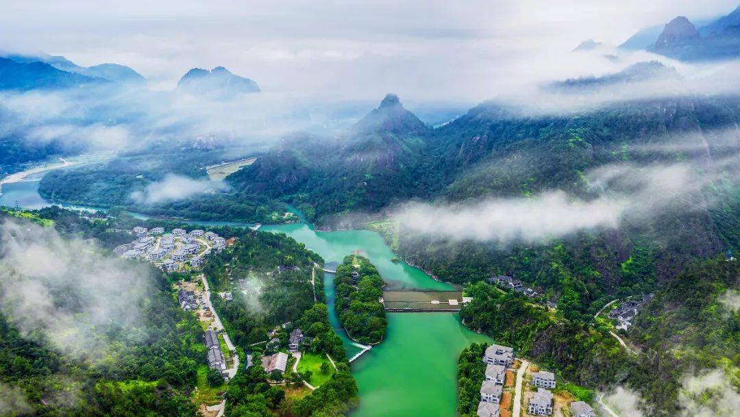 d2:雁楠公路赴(雁蕩山)大龍湫—靈巖(飛渡)—靈峰(夜景),品當地海鮮