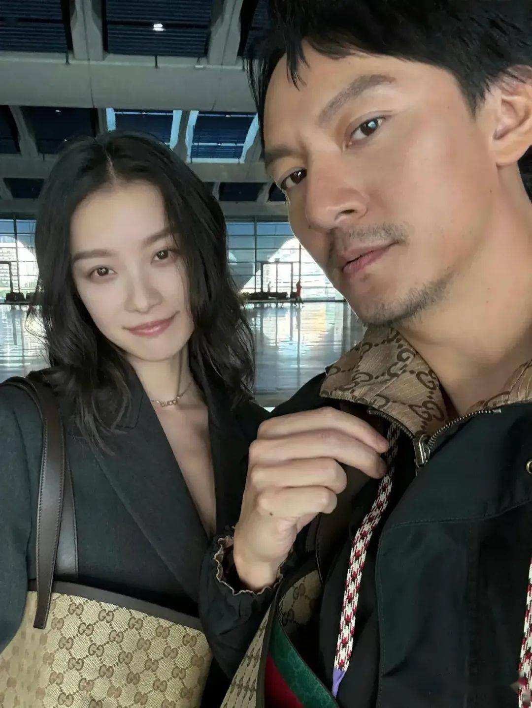 张震在机场偶遇倪妮后自拍留念 老友见面倍感亲切_娱乐_好友_雪暴