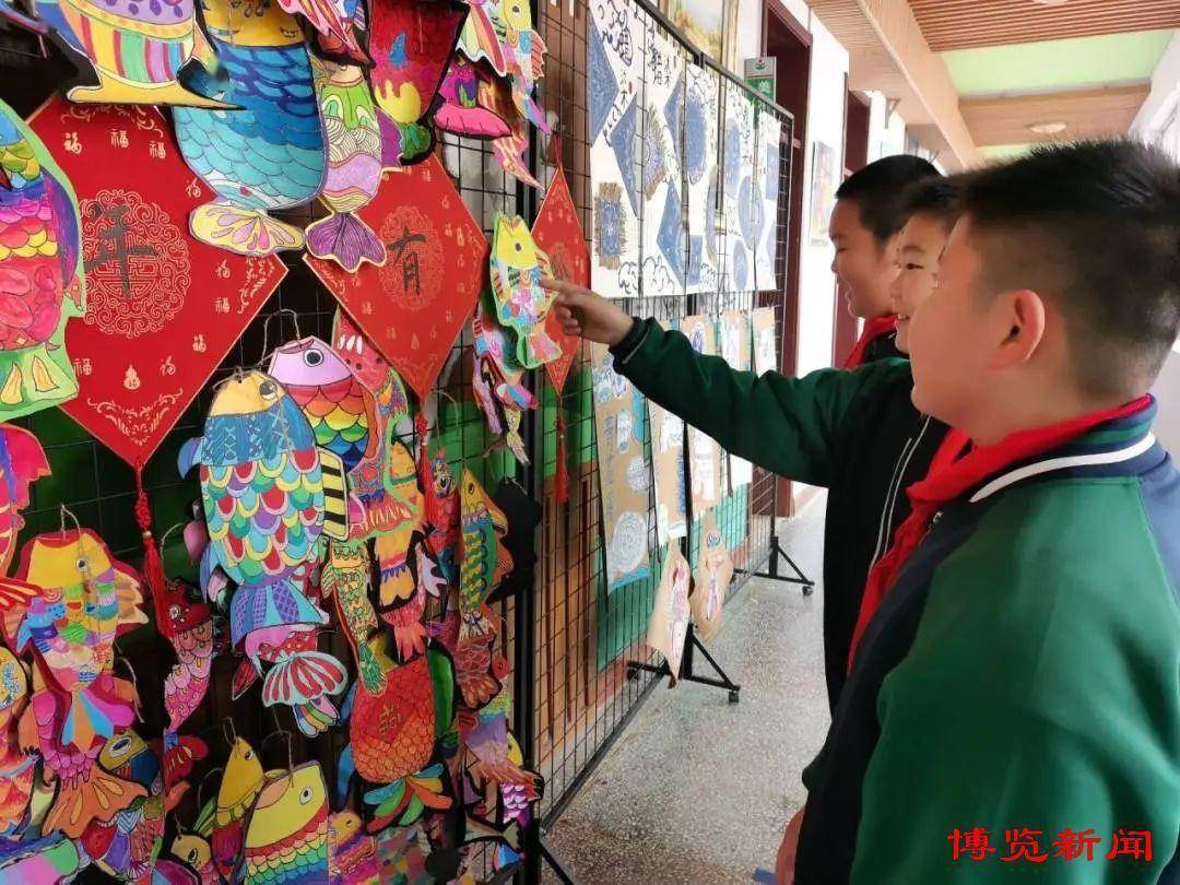 淄博經開區灃水鎮第一小學開展了慶元旦美術素養展示活動,活動聚焦