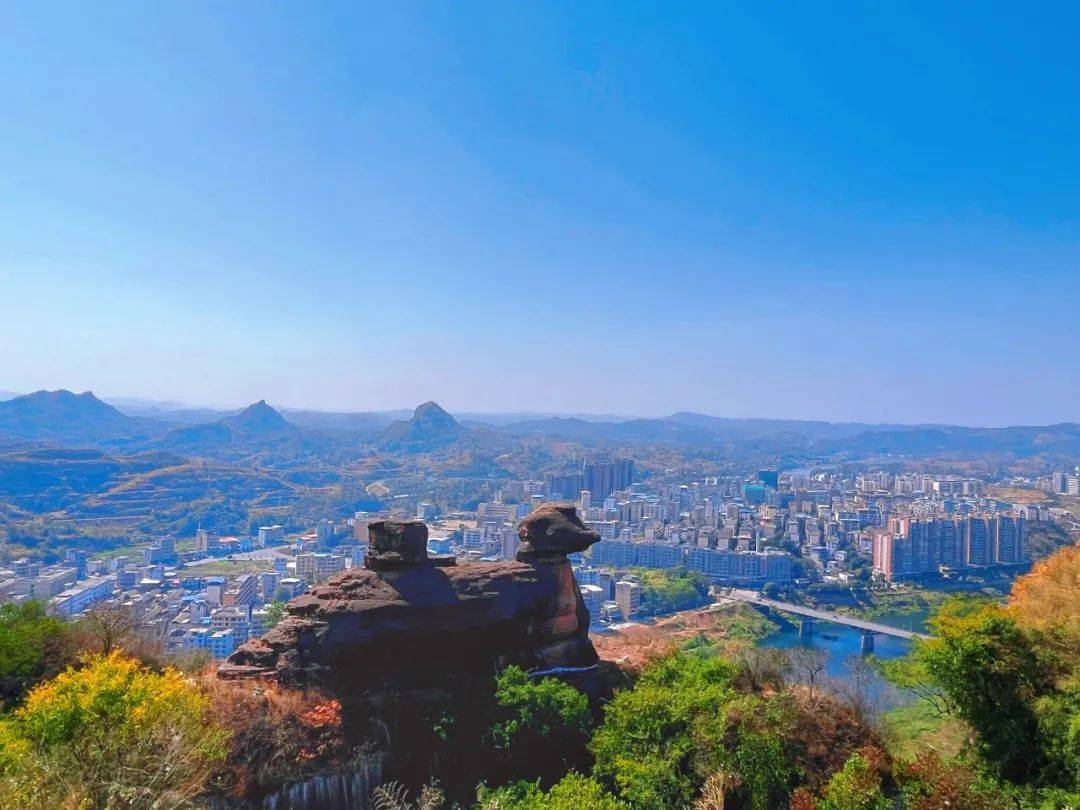 景區地址:樂昌市坪石鎮火車站旁金雞嶺龍王潭集碧湖,奇山於一體,被譽