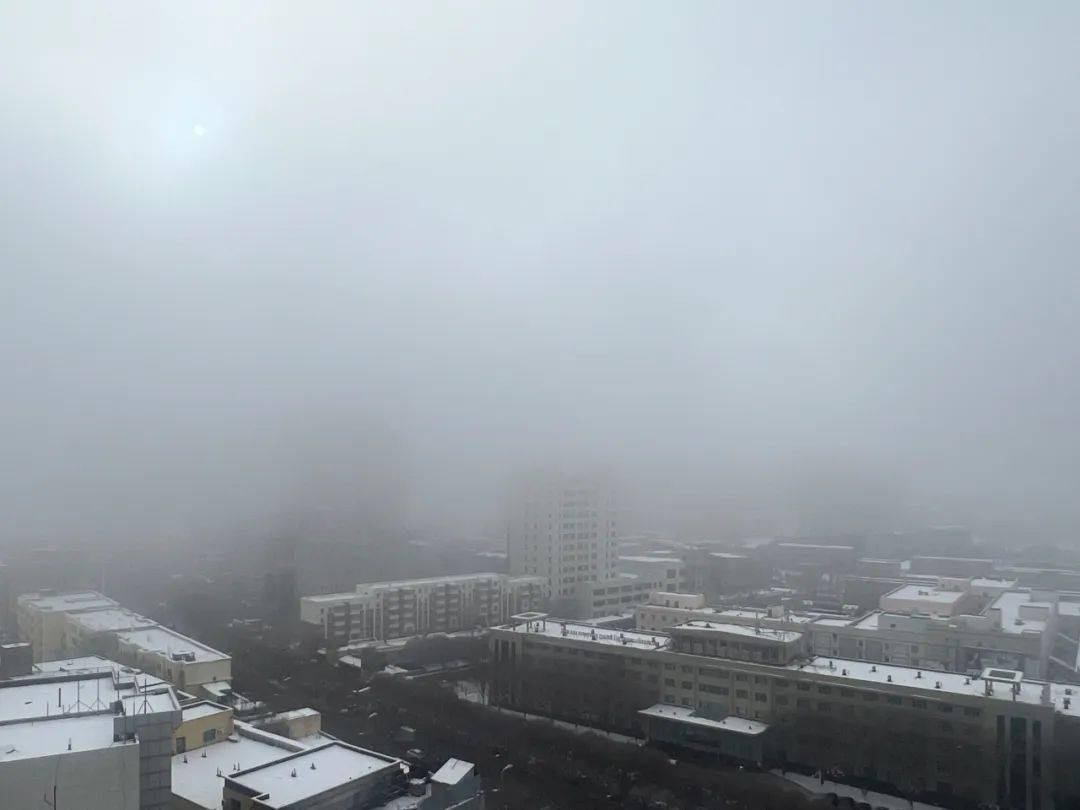 能見度下降天山北坡的部分區域斷續有陰霧或陰雪天氣部分路段結冰積雪