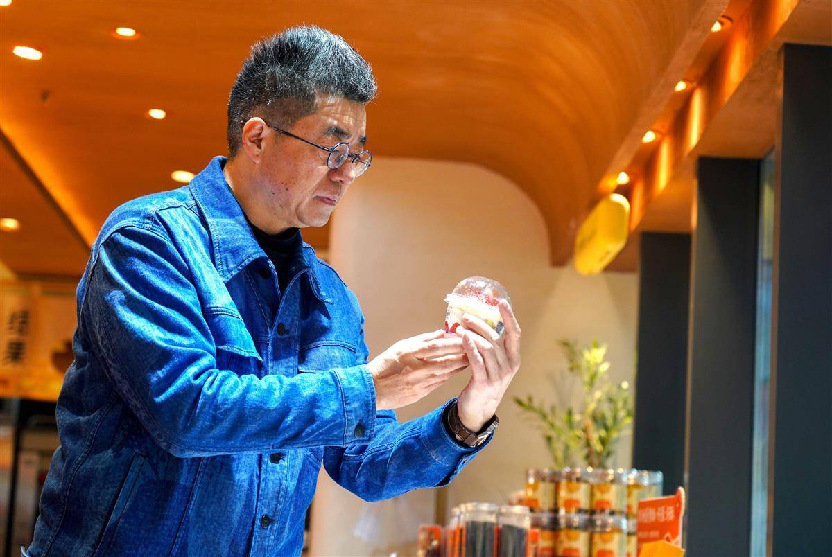 因为,他是仟吉的头号用户和首席品尝官.