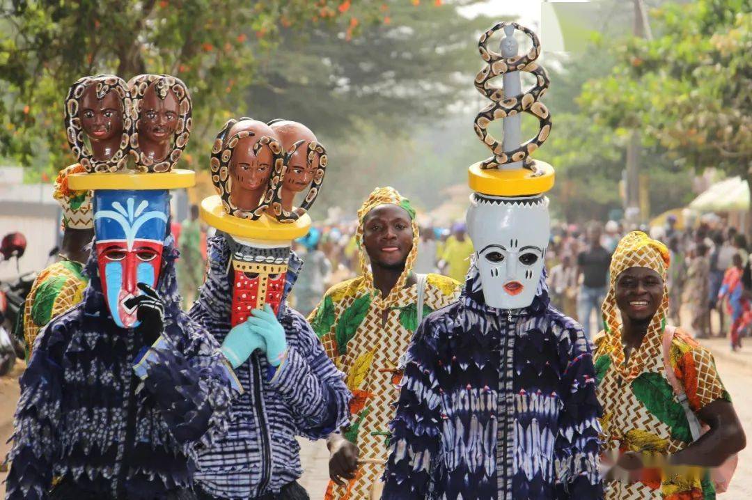 图集| 贝宁举办首届国际嘉年华巡游活动_舞蹈_表演_人们