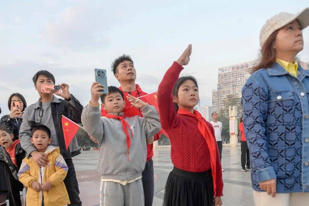 貴港新世紀廣場舉行新年首場升國旗儀式