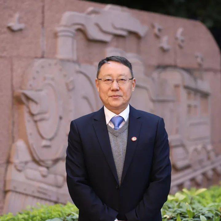 肖宏伟老师罗小慧老师2我校陈旭龙老师荣获全国中小学