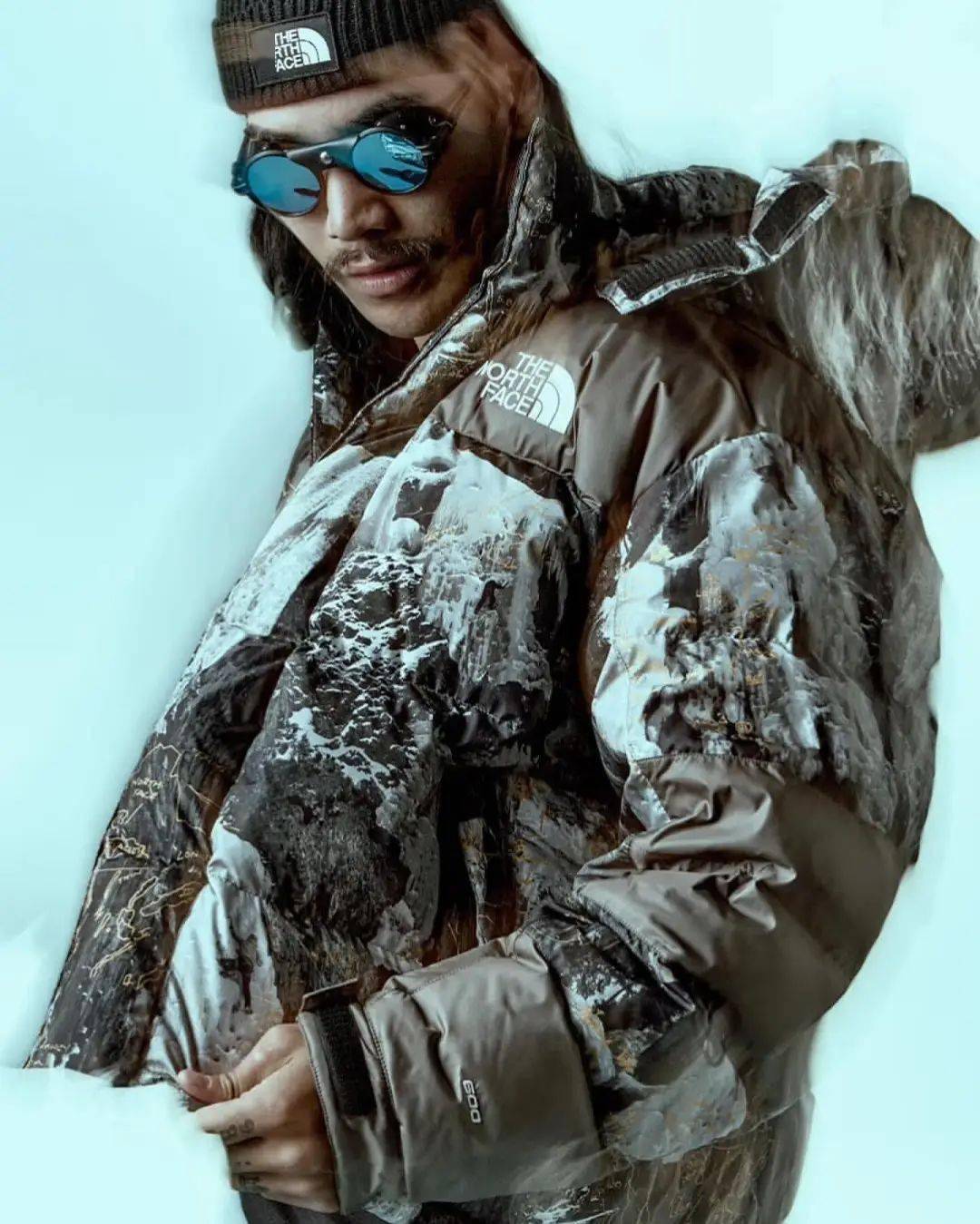 冲锋衣上带有 gore-tex 科技,在雨雪季节上身十分合适.