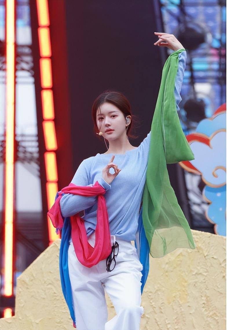 仙女范:赵露思皮肤白皙细嫩 ,缠纱巾舞姿柔美!_作为一个_包括_网友