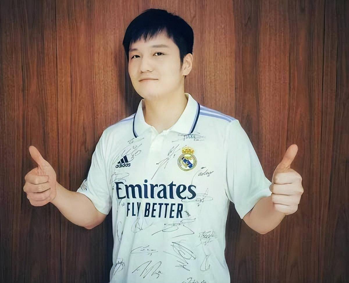 樊振东在卡塔尔多哈和詹俊互动!