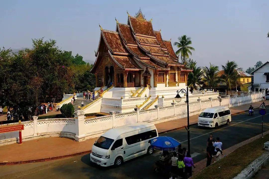 王宮博物館是最適合成為琅勃拉邦旅遊第一站的,這幢建築物的歷史並不