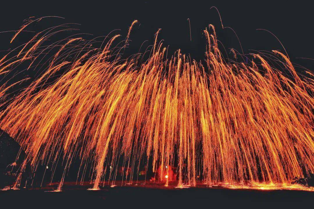 铁花在空中演绎出烟花瀑布,烟花风火轮等造型,惊险刺激,喜庆热闹,宾客
