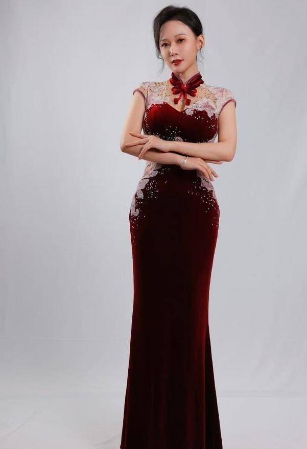 因为角色需要,何雨桐在《三大队》中也牺牲